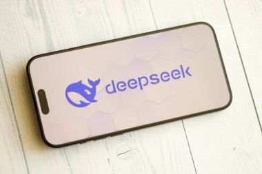 KYIV, UKRAINE - 29 Ocak 2025 Deepseek uygulamasının logo simgesi akıllı telefon ekranında görüntülendi. Çin yapay zekası gelişmiş yapay zeka modellerinin piyasaya sürülmesiyle başladı