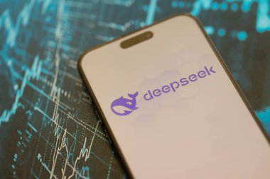 KYIV, UKRAINE - 29 Ocak 2025 Deepseek uygulamasının logo simgesi akıllı telefon ekranında görüntülendi. Çin yapay zekası gelişmiş yapay zeka modellerinin piyasaya sürülmesiyle başladı
