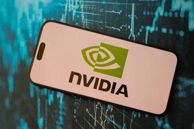 KYIV, UKRAINE - 29 Ocak 2025 Nvidia şirket logosu akıllı telefonda sergilendi. Nvidia, yapay zeka donanım ve yazılımda küresel bir liderdir.