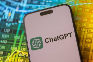 KYIV, UKRAINE - 29 Ocak 2025 ChatGPT AI yardımcı logosu Apple iPhone 15 ekranında kapat. Modern yapay zeka motoru