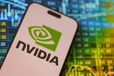 KYIV, UKRAINE - 29 Ocak 2025 Nvidia şirket logosu akıllı telefonda sergilendi. Nvidia, yapay zeka donanım ve yazılımda küresel bir liderdir.