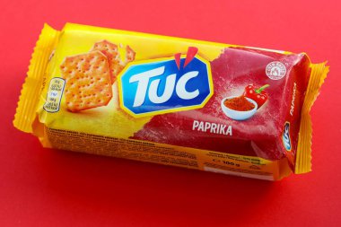 KYIV, UKRAINE - 29 Ocak 2025 Tuc çerez paketi parlak düz arkaplanda. TUC, Mondelez International tarafından pazarlanan bir çerez bisküvisidir.