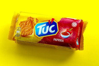 KYIV, UKRAINE - 29 Ocak 2025 Tuc çerez paketi parlak düz arkaplanda. TUC, Mondelez International tarafından pazarlanan bir çerez bisküvisidir.