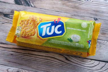 KYIV, UKRAINE - 29 Ocak 2025 Tuc çerez paketi parlak düz arkaplanda. TUC, Mondelez International tarafından pazarlanan bir çerez bisküvisidir.