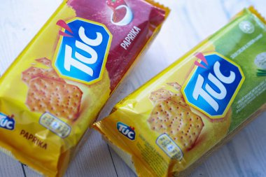 KYIV, UKRAINE - 29 Ocak 2025 Tuc çerez paketi parlak düz arkaplanda. TUC, Mondelez International tarafından pazarlanan bir çerez bisküvisidir.