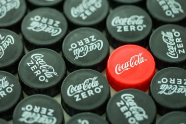 KYIV, UKRAINE - 29 Ocak 2025 Coca Cola Plastik şişe kapağı arka plan. Kapak malzemesi geri dönüştürülebilir. Plastik şişelerin kapaklarını geri dönüşümden önce çıkar.