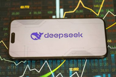 KYIV, UKRAINE - 29 Ocak 2025 Deepseek uygulamasının logo simgesi akıllı telefon ekranında görüntülendi. Çin yapay zekası gelişmiş yapay zeka modellerinin piyasaya sürülmesiyle başladı