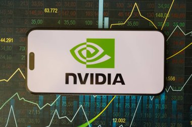 KYIV, UKRAINE - 29 Ocak 2025 Nvidia şirket logosu akıllı telefonda sergilendi. Nvidia, yapay zeka donanım ve yazılımda küresel bir liderdir.