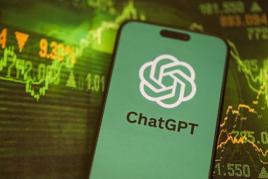 KYIV, UKRAINE - 29 Ocak 2025 ChatGPT AI yardımcı logosu Apple iPhone 15 ekranında kapat. Modern yapay zeka motoru