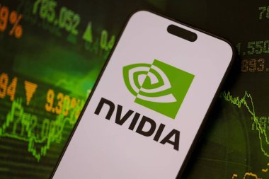 KYIV, UKRAINE - 29 Ocak 2025 Nvidia şirket logosu akıllı telefonda sergilendi. Nvidia, yapay zeka donanım ve yazılımda küresel bir liderdir.
