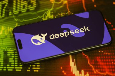 KYIV, UKRAINE - 29 Ocak 2025 Elma iPhone 15 ekranında Deepseek AI asistan logosu. Modern yapay zeka motoru