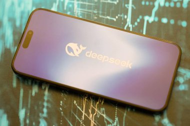 KYIV, UKRAINE - 29 Ocak 2025 Elma iPhone 15 ekranında Deepseek AI asistan logosu. Modern yapay zeka motoru