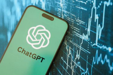 KYIV, UKRAINE - 29 Ocak 2025 ChatGPT AI yardımcı logosu Apple iPhone 15 ekranında kapat. Modern yapay zeka motoru