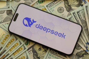 KYIV, UKRAINE - 29 Ocak 2025 Deepseek uygulamasının logo simgesi akıllı telefon ekranında görüntülendi. Çin yapay zekası gelişmiş yapay zeka modellerinin piyasaya sürülmesiyle başladı
