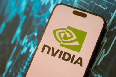 KYIV, UKRAINE - 29 Ocak 2025 Nvidia şirketi logoti iPhone 15 akıllı telefon ekranında gösterildi. Nvidia, yapay zeka donanım ve yazılımda küresel bir liderdir.