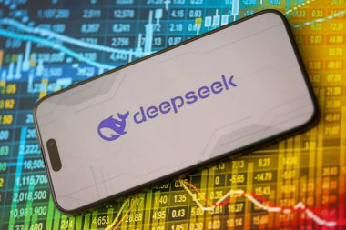 KYIV, UKRAINE - 29 Ocak 2025 Elma iPhone 15 ekranında Deepseek AI asistan logosu. Modern yapay zeka motoru