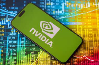 KYIV, UKRAINE - 29 Ocak 2025 Nvidia şirketi logoti iPhone 15 akıllı telefon ekranında gösterildi. Nvidia, yapay zeka donanım ve yazılımda küresel bir liderdir.