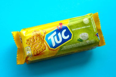 KYIV, UKRAINE - 29 Ocak 2025 Tuc çerez paketi parlak düz arkaplanda. TUC, Mondelez International tarafından pazarlanan bir çerez bisküvisidir.