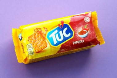 KYIV, UKRAINE - 29 Ocak 2025 Tuc çerez paketi parlak düz arkaplanda. TUC, Mondelez International tarafından pazarlanan bir çerez bisküvisidir.