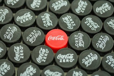 KYIV, UKRAINE - 29 Ocak 2025 Coca Cola Plastik şişe kapağı arka plan. Kapak malzemesi geri dönüştürülebilir. Plastik şişelerin kapaklarını geri dönüşümden önce çıkar.
