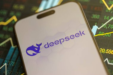 KYIV, UKRAINE - 29 Ocak 2025 Elma iPhone 15 ekranında Deepseek AI asistan logosu. Modern yapay zeka motoru