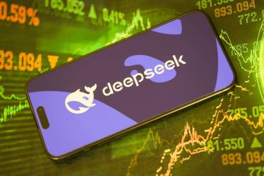 KYIV, UKRAINE - 29 Ocak 2025 Deepseek uygulamasının logo simgesi akıllı telefon ekranında görüntülendi. Çin yapay zekası gelişmiş yapay zeka modellerinin piyasaya sürülmesiyle başladı