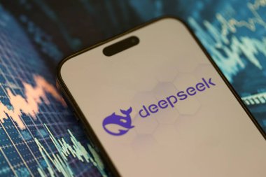 KYIV, UKRAINE - 29 Ocak 2025 Deepseek uygulamasının logo simgesi akıllı telefon ekranında görüntülendi. Çin yapay zekası gelişmiş yapay zeka modellerinin piyasaya sürülmesiyle başladı