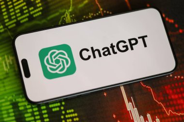 KYIV, UKRAINE - 29 Ocak 2025 ChatGPT AI yardımcı logosu Apple iPhone 15 ekranında kapat. Modern yapay zeka motoru