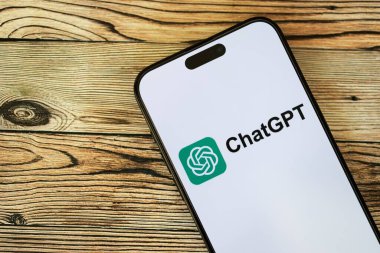 KYIV, UKRAINE - 29 Ocak 2025 ChatGPT AI yardımcı logosu Apple iPhone 15 ekranında kapat. Modern yapay zeka motoru