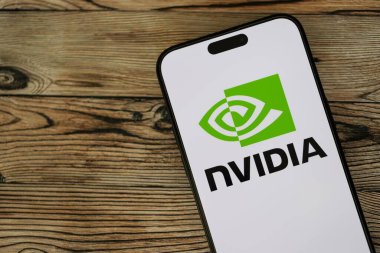 KYIV, UKRAINE - 29 Ocak 2025 Nvidia şirketi logoti iPhone 15 akıllı telefon ekranında gösterildi. Nvidia, yapay zeka donanım ve yazılımda küresel bir liderdir.