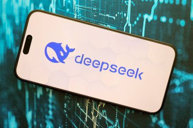 KYIV, UKRAINE - 29 Ocak 2025 Elma iPhone 15 ekranında Deepseek AI asistan logosu. Modern yapay zeka motoru