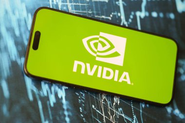 KYIV, UKRAINE - 29 Ocak 2025 Nvidia şirket logosu akıllı telefonda sergilendi. Nvidia, yapay zeka donanım ve yazılımda küresel bir liderdir.