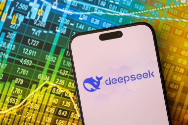 KYIV, UKRAINE - 29 Ocak 2025 Elma iPhone 15 ekranında Deepseek AI asistan logosu. Modern yapay zeka motoru