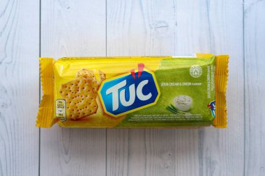 KYIV, UKRAINE - 29 Ocak 2025 Tuc çerez paketi parlak düz arkaplanda. TUC, Mondelez International tarafından pazarlanan bir çerez bisküvisidir.