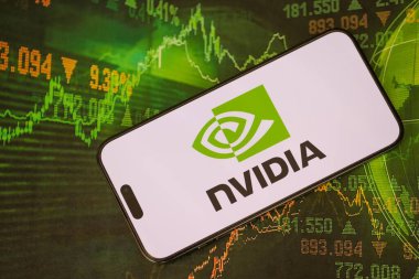 KYIV, UKRAINE - 29 Ocak 2025 Nvidia şirket logosu akıllı telefonda sergilendi. Nvidia, yapay zeka donanım ve yazılımda küresel bir liderdir.