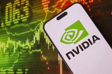 KYIV, UKRAINE - 29 Ocak 2025 Nvidia şirket logosu akıllı telefonda sergilendi. Nvidia, yapay zeka donanım ve yazılımda küresel bir liderdir.