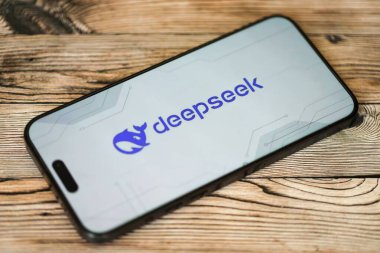 KYIV, UKRAINE - 29 Ocak 2025 Deepseek uygulamasının logo simgesi akıllı telefon ekranında görüntülendi. Çin yapay zekası gelişmiş yapay zeka modellerinin piyasaya sürülmesiyle başladı
