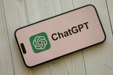 KYIV, UKRAINE - 29 Ocak 2025 ChatGPT AI yardımcı logosu Apple iPhone 15 ekranında kapat. Modern yapay zeka motoru