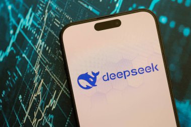 KYIV, UKRAINE - 29 Ocak 2025 Elma iPhone 15 ekranında Deepseek AI asistan logosu. Modern yapay zeka motoru