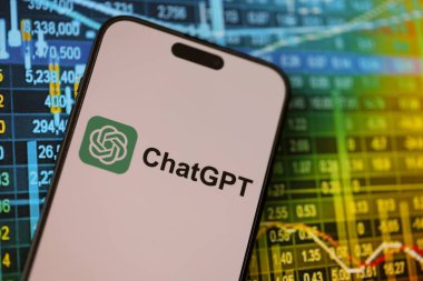 KYIV, UKRAINE - 29 Ocak 2025 ChatGPT resmi logosunu gösteren akıllı telefon. Modern yapay zeka motoru