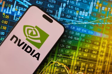 KYIV, UKRAINE - 29 Ocak 2025 Nvidia şirketi logoti iPhone 15 akıllı telefon ekranında gösterildi. Nvidia, yapay zeka donanım ve yazılımda küresel bir liderdir.