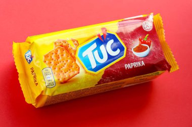 KYIV, UKRAINE - 29 Ocak 2025 Tuc çerez paketi parlak düz arkaplanda. TUC, Mondelez International tarafından pazarlanan bir çerez bisküvisidir.