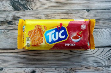 KYIV, UKRAINE - 29 Ocak 2025 Tuc çerez paketi parlak düz arkaplanda. TUC, Mondelez International tarafından pazarlanan bir çerez bisküvisidir.
