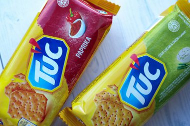 KYIV, UKRAINE - 29 Ocak 2025 Tuc çerez paketi parlak düz arkaplanda. TUC, Mondelez International tarafından pazarlanan bir çerez bisküvisidir.