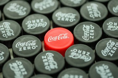 KYIV, UKRAINE - 29 Ocak 2025 Coca Cola Plastik şişe kapağı arka plan. Kapak malzemesi geri dönüştürülebilir. Plastik şişelerin kapaklarını geri dönüşümden önce çıkar.