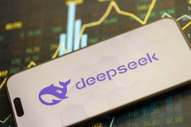 KYIV, UKRAINE - 29 Ocak 2025 Deepseek uygulamasının logo simgesi akıllı telefon ekranında görüntülendi. Çin yapay zekası gelişmiş yapay zeka modellerinin piyasaya sürülmesiyle başladı