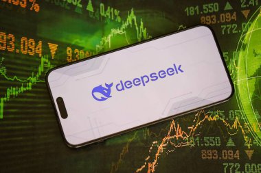 KYIV, UKRAINE - 29 Ocak 2025 Elma iPhone 15 ekranında Deepseek AI asistan logosu. Modern yapay zeka motoru