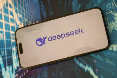 KYIV, UKRAINE - 29 Ocak 2025 Elma iPhone 15 ekranında Deepseek AI asistan logosu. Modern yapay zeka motoru