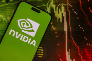 KYIV, UKRAINE - 29 Ocak 2025 Nvidia şirket logosu akıllı telefonda sergilendi. Nvidia, yapay zeka donanım ve yazılımda küresel bir liderdir.