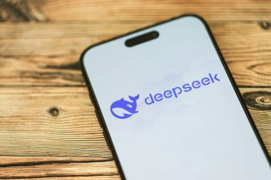 KYIV, UKRAINE - 29 Ocak 2025 Elma iPhone 15 ekranında Deepseek AI asistan logosu. Modern yapay zeka motoru